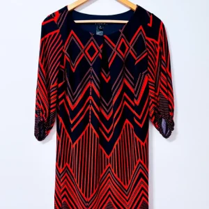 Robe marine et rouge à motif géométrique