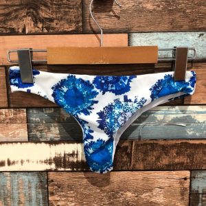 Bas de maillot de bain tanga fleuri blanc et bleu