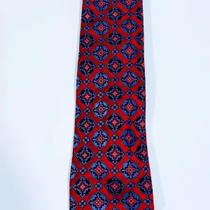 Cravate rouge et bleue fleurie